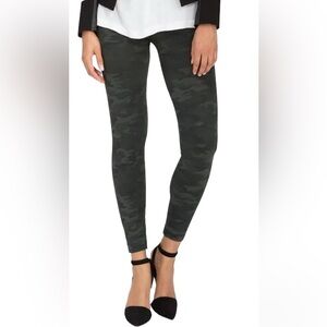 Spanx women’s green camo seamless leggings size large .
